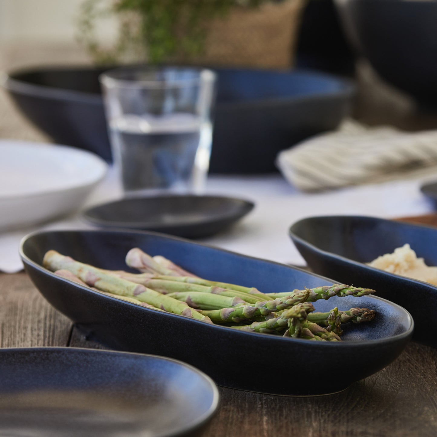 Livia Oval Baker/Server 32cm - Black