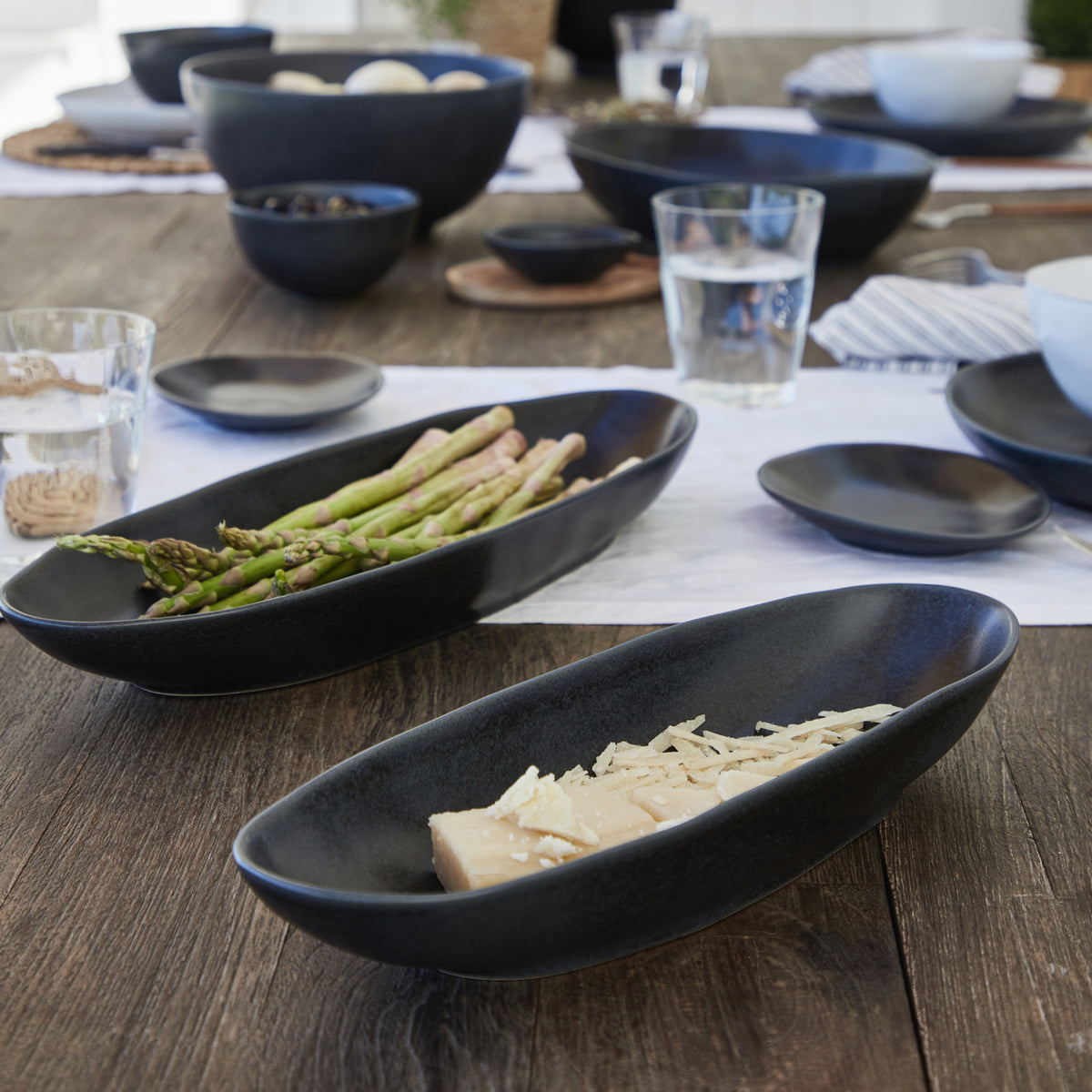 Livia Oval Baker/Server 36cm - Black