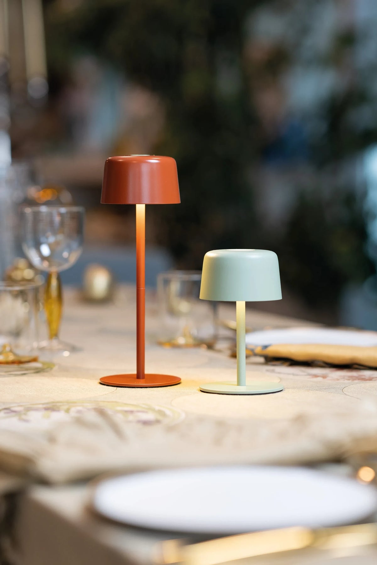 SC Hospitality Ailati 1+1 table lamps in terracotta and sage green on a dining table with soft ambient lighting