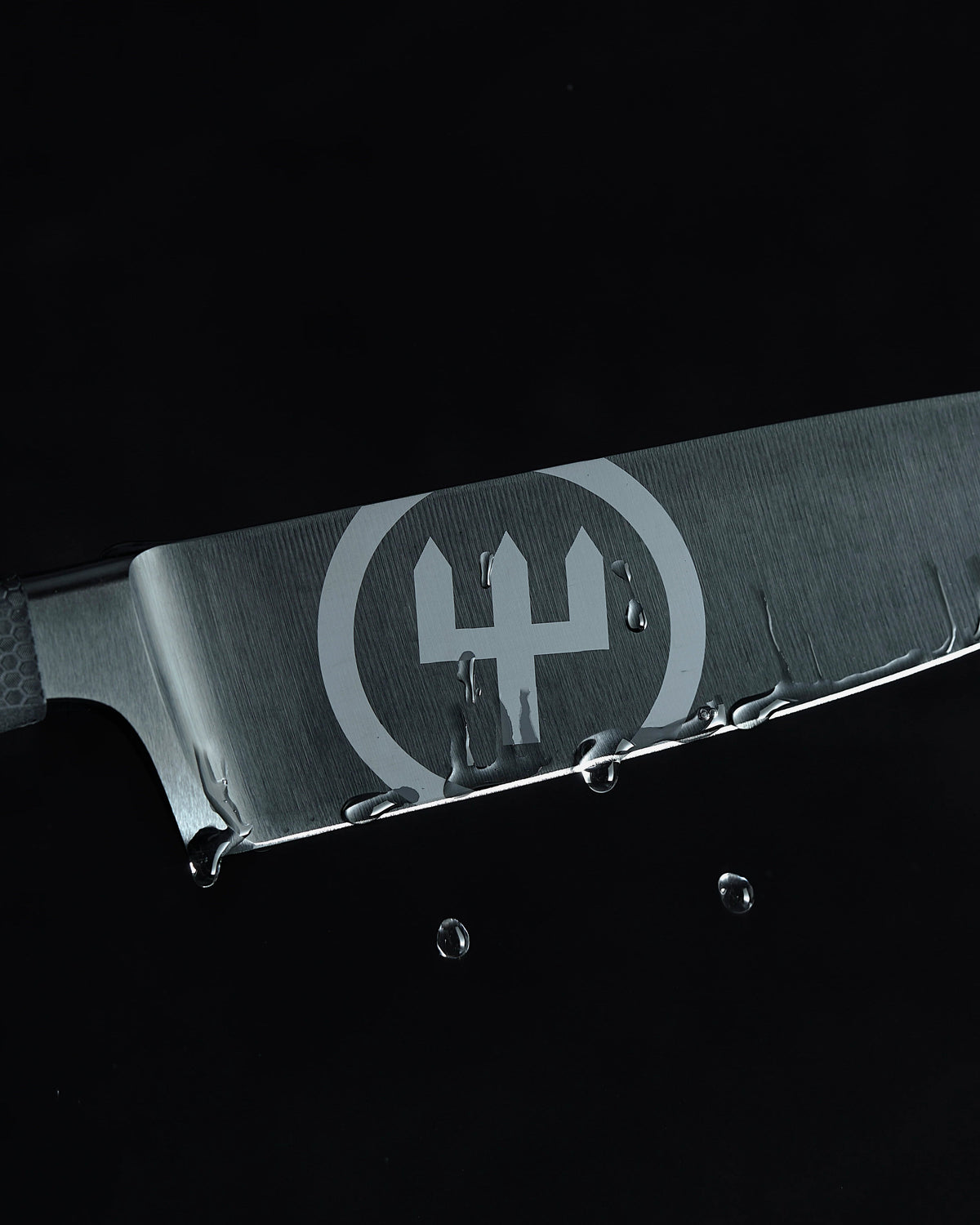 SC Hospitality WÜSTHOF Performer 16cm cooks knife with black DLC coating and water droplets on the blade